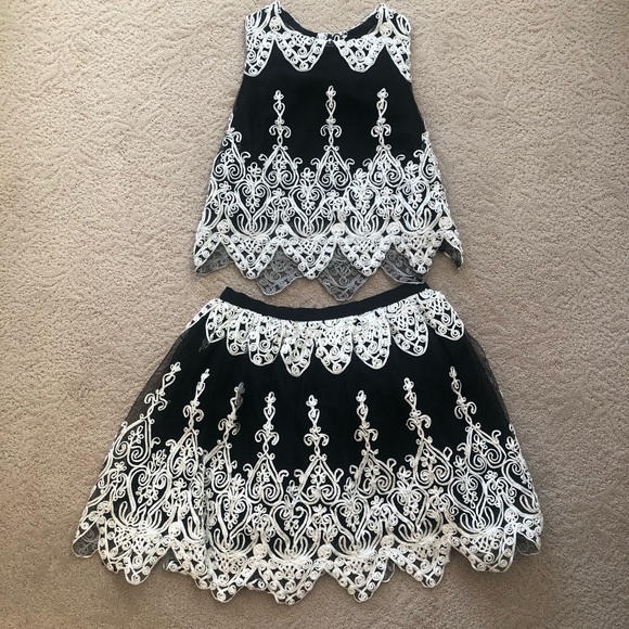 Black & White Lace Mini Skirt - Picture 3 of 3